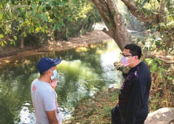 MOHD. Syahbuddin Hashim (kanan) meninjau kawasan Sungai Ketil di Taman Rekreasi Rimba Wangi, Taman Wangi, Gua Musang, Kelantan yang didakwa berlaku pencemaran. – FOTO/AIMUNI TUAN LAH