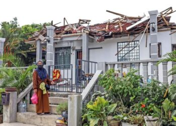 KEADAAN kediaman Maznah Mohd. Zin selepas dilanda ribut semalam di Kampung Kebun Bunga, Seksyen 22, Shah Alam, Selangor. - UTUSAN/ZULFADHLI ZAKI