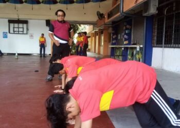 CIKGU Sany yang merupakan guru Pendidikan Jasmani melihat pelajarnya menjalani latihan fizikal di SMK Seksyen 18, Shah Alam, Selangor. – FOTO/MOHAMAD NAUFAL MOHAMAD IDRIS