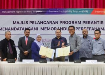 ROZIAH Mohd. Janor bertukar dokumen dengan Azmir Jaafar dalam Majlis Pelancaran Program Perantis dan Menandatangani MOU UiTM bersama McDonald’s disaksikan Timbalan Menteri Pengajian Tinggi, Senator Datuk Dr. Ahmad Masrizal Muhammad (tengah) di Dewan Anjung Budiman di UiTM Shah Alam, Selangor, hari ini. - FOTO/ZULFADHLI ZAKI