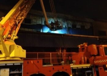 PASUKAN bomba sedang mengawal kebakaran sebuah kilang perusahaan makanan di Taman Sentosa di Klang, Selangor, lewat malam tadi.