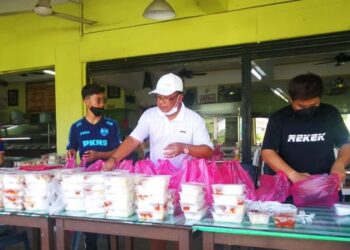 ABDUL Rahim Mat Shah (tengah) giat menyediakan pek makanan untuk mangsa banjir di Seri Muda dan Meru di restorannya di Seksyen 11 di Shah Alam, Selangor, hari ini. - FOTO/ABDUL RAZAK IDRIS