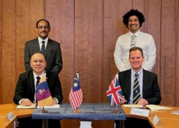 SHAHRIMAN Zainal Abidin (duduk kiri) mewakili UiTM dan William Cushley (duduk kanan) mewakili UoFG bergambar selepas majlis menandatangani MoU di Glasgow, United Kingdom hari ini.