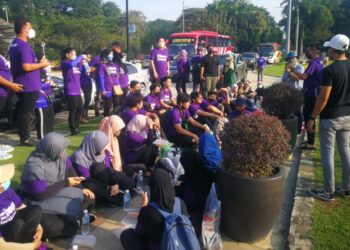 MUHAMMAD Shazlee Muhamad Nazlee (dua dari kanan) memberi taklimat kepada sukarelawan sebelum Misi Bantuan Pasca Banjir Parti Bangsa Malaysia di Dataran Shah Alam hari ini. - FOTO/ABDUL RAZAK IDRIS