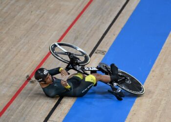 MOHAMAD Shah Firdaus Shahrom ketika terjatuh di veledrom Izu, Tokyo setelah terlibat dalam pelanggaran pada pusingan pertama acara keirin hari ini.  AFP