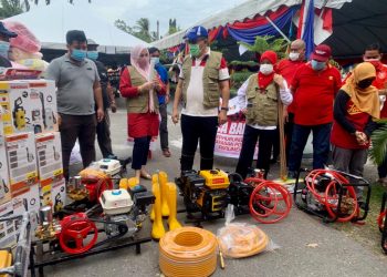 SHAHIDAN Kassim (tengah) pada majlis pelancaran bantuan banjir UMNO Malaysia dan Perlis di Pusat Khidmat Kubang Gajah, Arau, Perlis, hari ini. -  UTUSAN/MOHD. HAFIZ ABD. MUTALIB