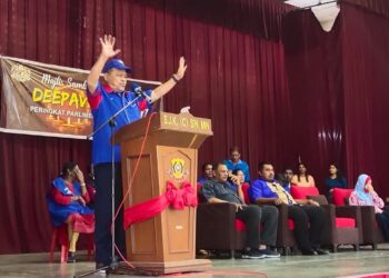 SHAHIDAN Kassim ketika berucap di hadapan masyarakat India ketika majlis sambutan Deepavali di SJKC Sin Min, Arau, Perlis.- UTUSAN/SYED AZLAN SAYID HIZAR