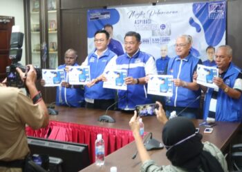 MOHD. SHARKAR Shamsudin (tengah) melancarkan Aspirasi Temerloh Baru sebagai aku janji jika Barisan Nasional (BN) menang Pilihan Raya Umum Ke-15 (PRU15) di Mentakab, Temerloh, Pahang. - FOTO/SALEHUDIN MAT RASAD