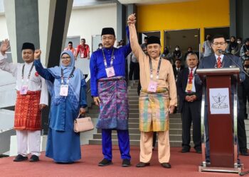 MOHD. SHARKAR Shamsudin (dua kanan) berdepan saingan empat penjuru bagi kerusi Parlimen Temerloh pada Pilihan Raya Umum Ke-15 (PRU15) kali ini. - UTUSAN/NIK NAIZI HUSIN