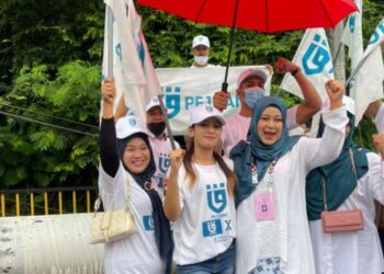 NORZAILA Ariffin (tiga dari kiri) bersama penyokongnya tiba di pusat penamaan Wangsa Maju di Sekolah Menengah Kebangsaan Wangsa Melawati untuk proses penamaan calon PRU15.