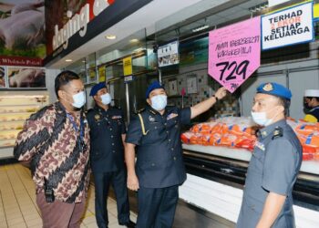 SHAMSUL Nizam Khalil (tengah) meninjau harga barang pada lawatan di Pasar Raya Mydin di Alor Setar, Kedah, hari ini. -  UTUSAN/JAMLIAH ABDULLAH