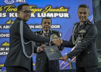 AYOB Khan Mydin Pitchay (tengah) menyaksikan majlis serah terima tugas Ketua Polis Kuala Lumpur oleh Abu Samah Mohd Noor (kiri) kepada Mohd. Shuhaily Mohd. Zain di Ibu Pejabat Polis Kontinjen Kuala Lumpur, hari ini. - UTUSAN/FAIZ ALIF ZUBIR