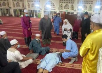 IBRAHIM Nasir menghembus nafas terakhir selepas selesai mengaminkan doa solat Maghrib di Masjid Jamek Al-Yahya, Taman Kluang Barat, Kluang malam kelmarin. - MEDIA SOSIAL