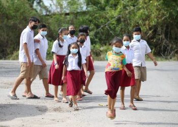 Anak-anak masyarakat Siam yang mengikuti pelajaran bahasa Siam selepas tamat sesi persekolahan di Kampung Padang Ceria, Kangar, Perlis. – UTUSAN/SHAHIR NOORDIN