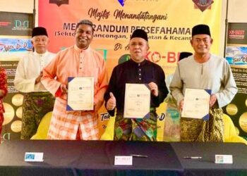 DEVARAJ (kiri) dan Jamaluddin (kanan) pada majlis pemeteraian kerjasama strategik di Kuala Lumpur baru-baru ini.