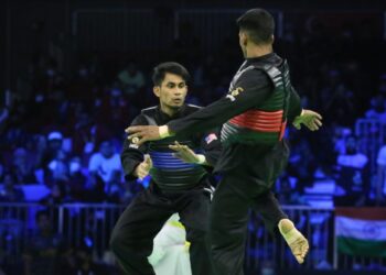 MOHD. AL JUFFERI Jamari (kiri) menahan serangan S. Kumar di Kejuaraan Pencak Silat Dunia Ke-19 di MITC, Ayer Keroh, Melaka hari ini. - UTUSAN/AMRAN MULUP