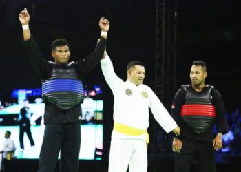 PENGADIL mengangkat tangan memberi kemenangan kepada Muhammad Robial Sobri menewaskan Hendra Wahyu Hidayat dalam saingan suku akhir Kelas I Kejuaraan Pencak Silat Dunia Ke-19 di MITC, Melaka. - UTUSAN/AMRAN MULUP