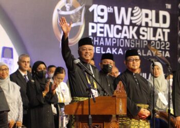 ISMAIL SABRI Yaakob melambai tangan selepas berucap pada Majlis Penutup Kejuaraan Pencak Silat Dunia 2022 di Pusat Dagangan Antarabangsa Melaka (MITC), Ayer Keroh, Melaka. - UTUSAN/RASUL AZLI SAMAD