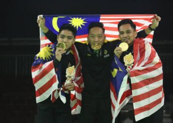 SAZZLAN Yuga (kiri) dan Mohd. Taqiyuddin Hamid memenangi pingat emas Kategori Ganda Lelaki di Kejuaraan Pencak Silat Dunia Ke-19 di MITC, Melaka. - UTUSAN/AMRAN MULUP