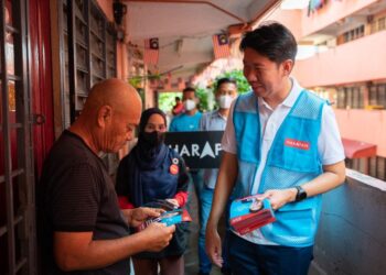 SIMON Ooi Tze Min mengedar risalah berkaitan kempennya kepada penduduk sekitar Parlimen Alor Setar di Alor Setar.