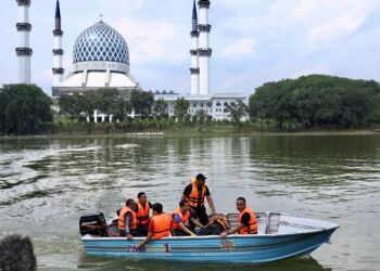 Skuad pantas Majlis Bandaraya Shah Alam (MBSA) melakukan demonstrasi menyelamat mangsa dalam latihan simulasi banjir di Tasik Shah Alam, Selangor, semalam. – UTUSAN/ZULFADHLI ZAKI