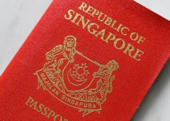 PASPORT Singapura boleh digunakan selama 10 tahun berbanding tempoh lima tahun sebelum ini. - AFP