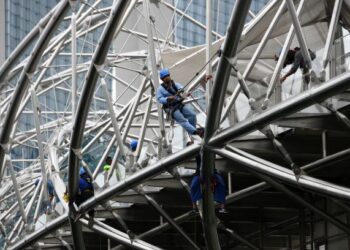 Golongan pekerja di Singapura dijangka menikmati kenaikan gaji lebih tinggi pada tahun hadapan berikutan pemulihan ekonomi negara itu dan global. – AFP