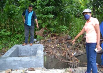 PHILIPS Gomez menunjukkan hakisan tanah di tebing Sungai Linggi yang berlaku bersebelahan dengan sebuah rumah di Taman Happy Garden, Rasah di sini susulan kejadian banjir kilat yang berlaku malam kelmarin.-UTUSAN/ZAKKINA WATI AHMAD TARMIZI.