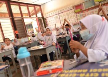 DEDAHKAN ilmu keusahawanan sejak di peringkat sekolah rendah lagi.