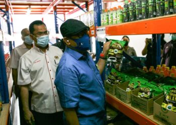 ABDUL Latiff Ahmad melihat produk tempatan sewaktu majlis perasmian Gudang Desamall dan Trak Bergerak Desamall di Gudang Desamall Bukit Jelutong Shah Alam, Selangor. - UTUSAN/ZULFADHLI ZAKI