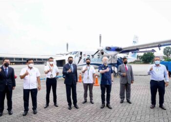 MAJLIS pelancaran penerbangan sulung SKS Airways ke Pulau Pangkor, semalam.