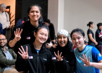 RACHEL Arnold (kiri belakang), Yee Xin Ying (kiri), Aifa Azman (tengah) dan Chan Yiwen meraikan kejayaan mereka mara ke separuh akhir pada Kejohanan Skuasy Berpasukan Wanita Dunia 2022 di Kaherah, Mesir, semalam.  -Gambar World Squash Federation