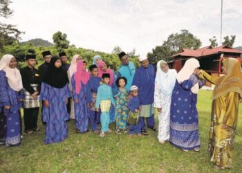 SEKIRANYA pulang dan berkumpul bersama keluarga, bilangannya tidak sebanyak jumlah pengunjung di sesuatu kawasan pelancongan.