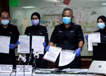 IMRAN Abd. Rahman (dua kanan) menunjukkan slip palsu saringan Covid-19 dalam sidang akhbar tangkapan sindiket pemalsuan slip saringan Covid-19 di Bangunan AMC, KLIA, Putrajaya, hari ini. - UTUSAN/FAISOL MUSTAFA