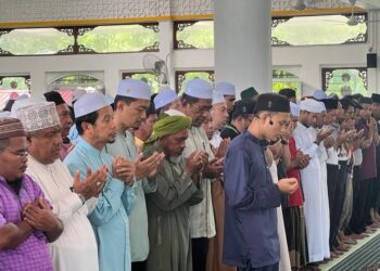 MUHAMMAD Syahril Saidi mengimamkan solat jenazah Allahyarham Tuan Faridah Tuan Ismail di Masjid Pondok Moden, Bachok, Kelantan. - IHSAN PEJABAT AHLI PARLIMEN BACHOK