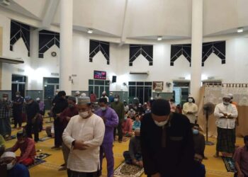 SOLAT sunat tarawih dan Aidilfitri di daerah dan mukim di Pulau Pinang yang kini dalam tempoh PKP dan PKPB dibenarkan berdasarkan kapasiti masjid serta surau.