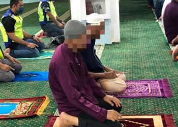 GAMBAR anggota polis solat bersama jemaah di sebuah masjid di Taiping yang tular dalam media sosial. - MEDIA SOSIAL