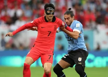 SON Heung Min dikawal ketat pemain Uruguay dalam perlawanan di Stadium Education City di Qatar sebentar tadi.