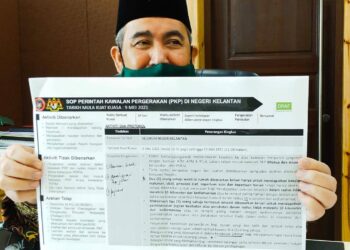 DR. Izani Husin menunjukkan peraturan dibawah SOP PKP yang dikuatkuasakan di Kelantan dalam sidang akhbar di pejabatnya di Kota Darulnaim, Kota  Bharu, Kelantan hari ini.