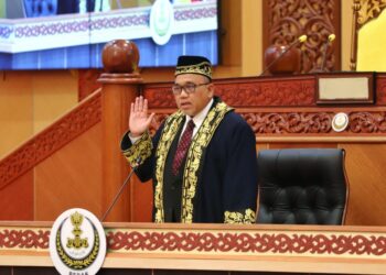 MOHAMMAD Zahir Abdul Khalid mengangkat sumpah jawatan sebagai Speaker DUN Perak di Ipoh hari ini. -  UTUSAN/MUHAMAD NAZREEN SYAH MUSTHAFA