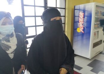 ZURAIHA Zakri (kanan) ketika hadir ke mahkamah bagi pertuduhan memperdaya di Mahkamah Sesyen, Johor Bahru, Johor. - FOTO/KHAIRUL MOHD. ALI