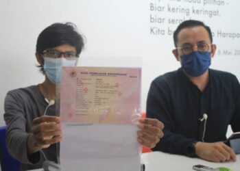 ANAS Hazmi Ahmad menunjukkan geran motosikal yang tertera namanya dalam sidang akhbar bersama Steven Sim di Bukit Mertajam, Pulau Pinang. - FOTO/MUHAMMAD FIRDAUS AMRAN