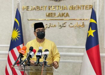 SULAIMAN Md. Ali ketika sidang akhbar khas pengumuman barisan Exco di Seri Negeri, Ayer Keroh, Melaka. - UTUSAN/AMRAN MULUP