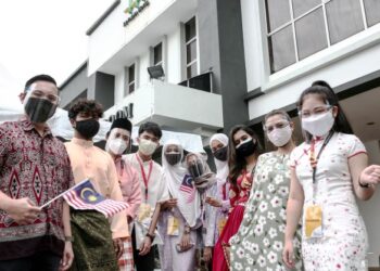 SUKARELAWAN berpakaian tradisional pelbagai kaum bagi menyemarakkan sambutan Hari Kebangsaan di PPV Hotel De Palma di Shah Alam, Selangor, semalam. - UTUSAN / ZULFADHLI ZAKI