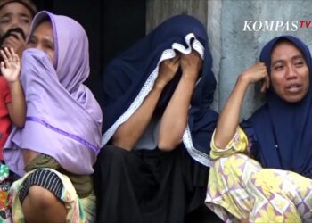 AHLI keluarga menunjukkan gambar mangsa di Desa Kawo, Lombok Tengah.
-KOMPAS.COM