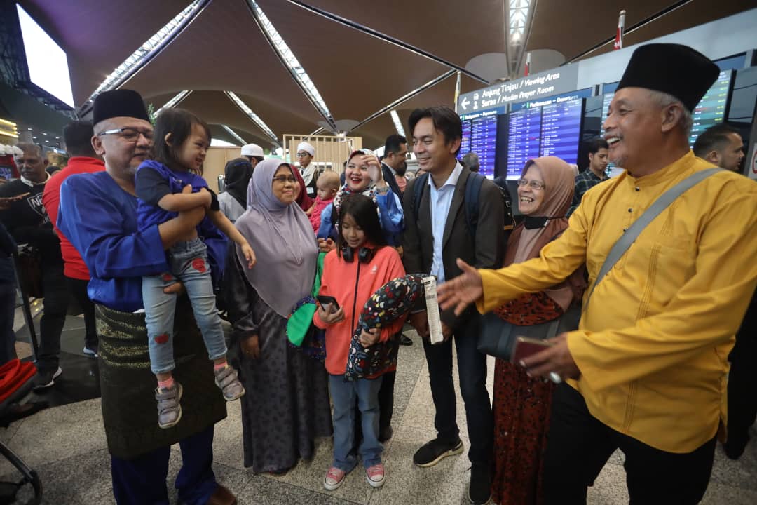 ‘Juadah raya kemudian, saya nak sambut mereka dahulu’