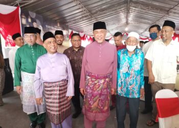 AHMAD Zahid Hamidi (tengah)pada majlis sambutan Aidilftri anjuran beliau dan isteri, Datin Seri Hamidah Khamis di Kompleks UMNO Bagan Datuk, Perak, hari ini. - UTUSAN/AIN SAFRE BIDIN