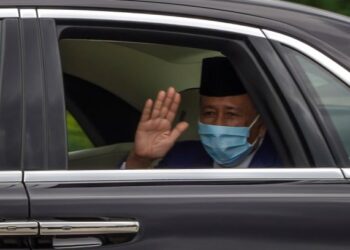 KENDERAAN membawa Sultan Kedah, Sultan Sallehuddin Sultan Badlishah dilihat memasuki Istana Negara untuk menghadiri Mesyuarat Khas Majlis Raja-raja hari ini. - UTUSAN/ FARIZ RUSADIO