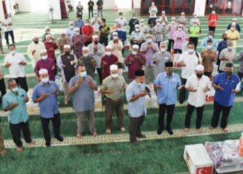 ABDUL Azeez Abdul Rahim (tiga dari kanan) serta imam-imam masjid mengaminkan bacaan doa ketika Majlis Penyampaian 
Sumbangan Ihya Ramadan di Masjid Ridzuaniah, Pekan Baling, hari ini.