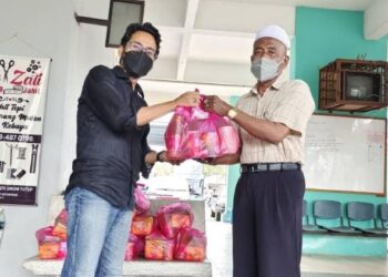 WAKIL Pasukan Khidmat Komuniti Padang Terap menyampaikan bantuan kepada salah seorang pemandu bas dan teksi di Stesen Bas Kuala Nerang, Kedah.